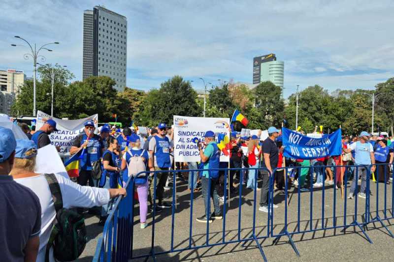 FOTO Protest spontan al angajaților din Aparatul de lucru al Guvernului. Și-au întrerupt activitatea și sunt alături de alte federații sindicale în Piața Victoriei