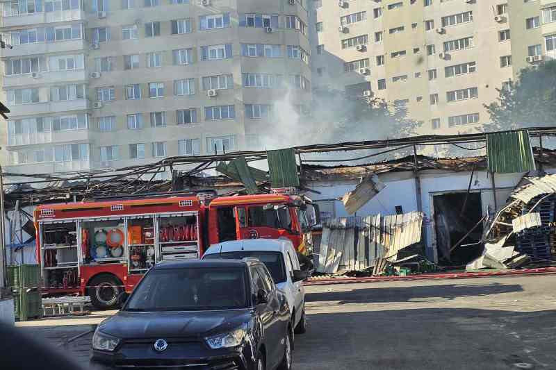 VIDEO Incendiul la depozitul Antrefrig din Pantelimon încă arde la aproape 20 de ore după ce a izbucnit / Ultimele date de la pompieri