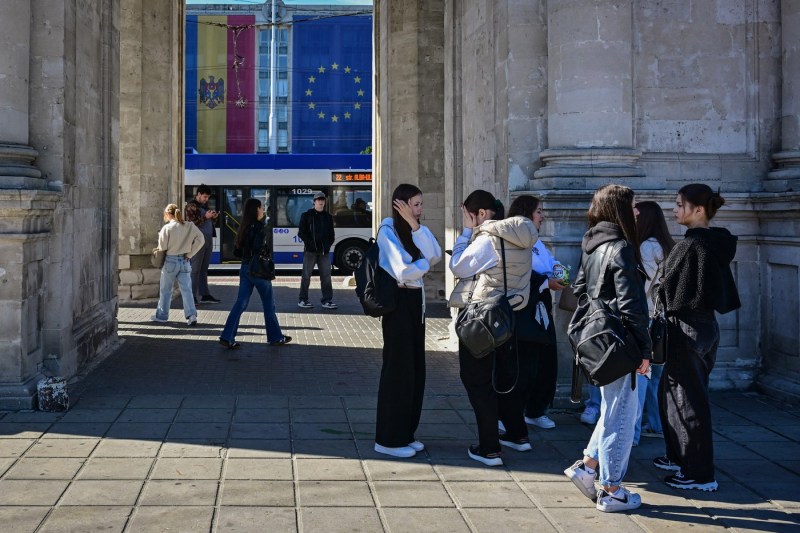 Corespondență din Moldova după alegeri: Telefoanele din străinătate ale copiilor către părinții care s-au trezit cu poliția la ușă. „Să nu mai faceți niciodată așa ceva”