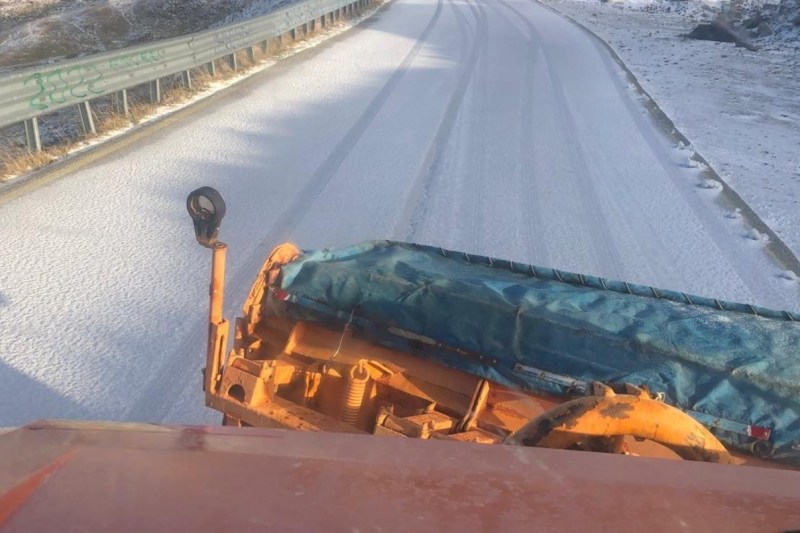 VIDEO Imagini spectaculoase de pe șoselele acoperite cu zăpadă din România. Una dintre ele a și fost închisă temporar