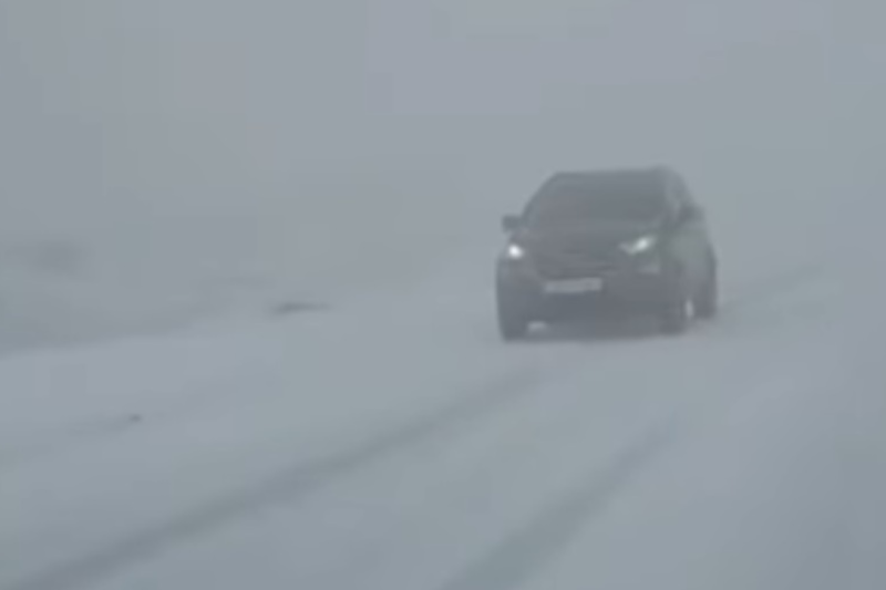 VIDEO. Alb pe șosea. Drumul din România pe care intervin deja astăzi mașinile de deszăpezire. Avertisment pentru șoferi