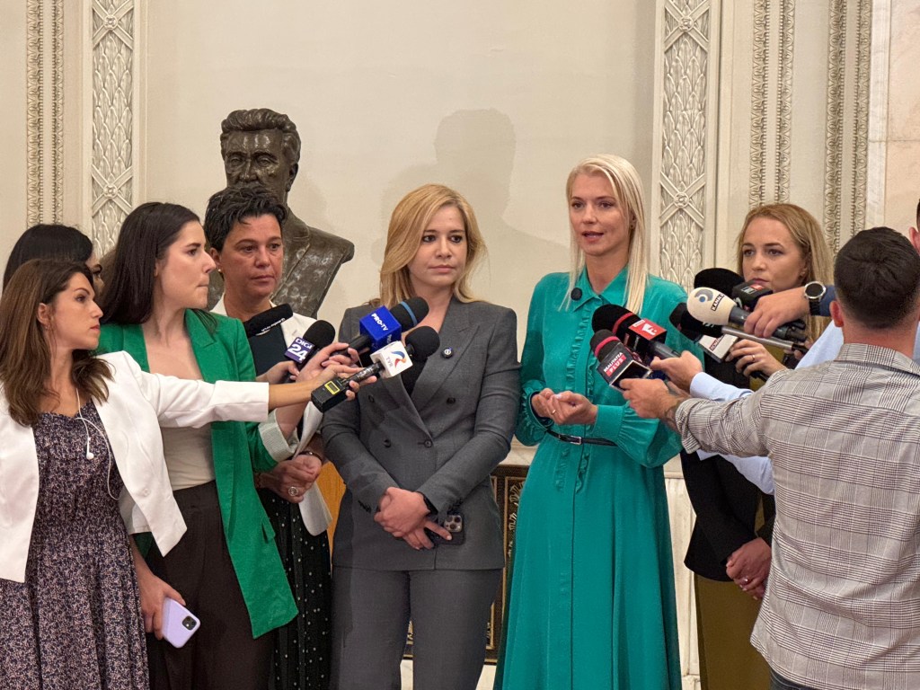 Parlamentul înființează o comisie specială împotriva violenței împotriva femeilor, anunță deputatele Eva Csep, Silvia Mihalcea, Alina Gorghiu și Cynthia Păun. Foto: HotNews / Rebecca Popescu