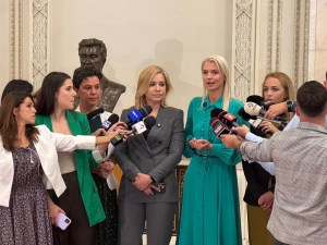 Parlamentul înființează o comisie specială împotriva violenței împotriva femeilor, anunță deputatele Eva Csep, Silvia Mihalcea, Alina Gorghiu și Cynthia Păun. Foto: HotNews / Rebecca Popescu