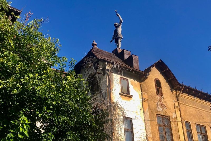 Pe culmile nepăsării față de patrimoniu. Casa cu Cavaler în Armură din București și acoperișul ei prin care se vede cerul