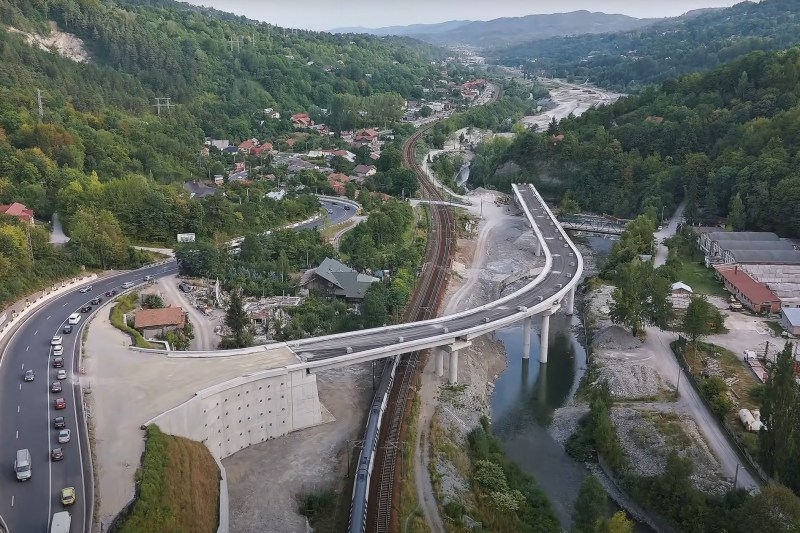 VIDEO De ce nu va fi gata la timp singurul proiect rutier care se construiește pe Valea Prahovei și ar trebui să rezolve o parte din cozi. Cum arată acum