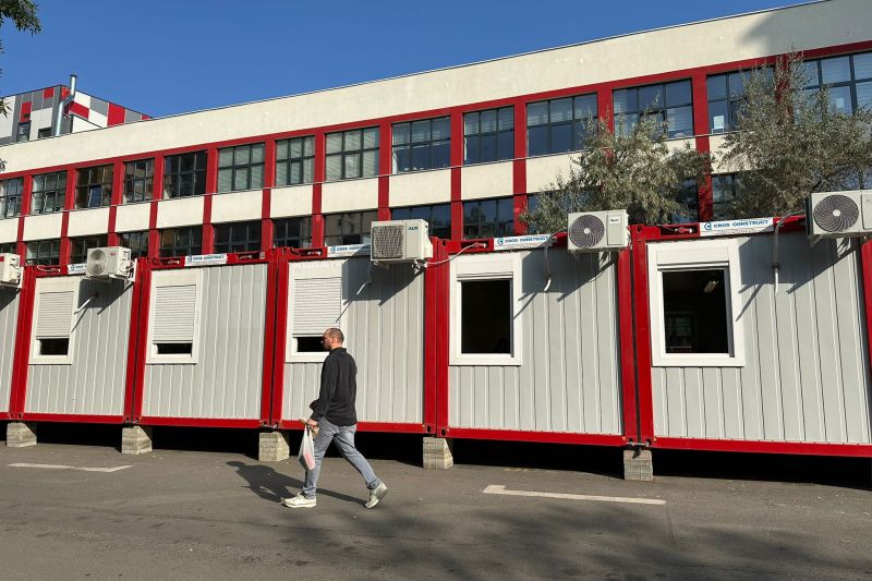 Director al școlii unde copiii de clasa a II-a învață în containere: „Nu au încălzire în pardoseală, scaune cu masaj, jacuzzi gonflabil” / Mesaj și pentru părinții nemulțumiți de programul care începe la prânz