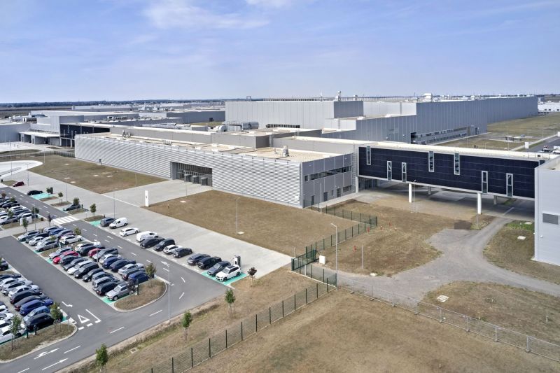 Un mare producător auto deschide vineri o uzină în Ungaria, la 40 de km de granița cu România