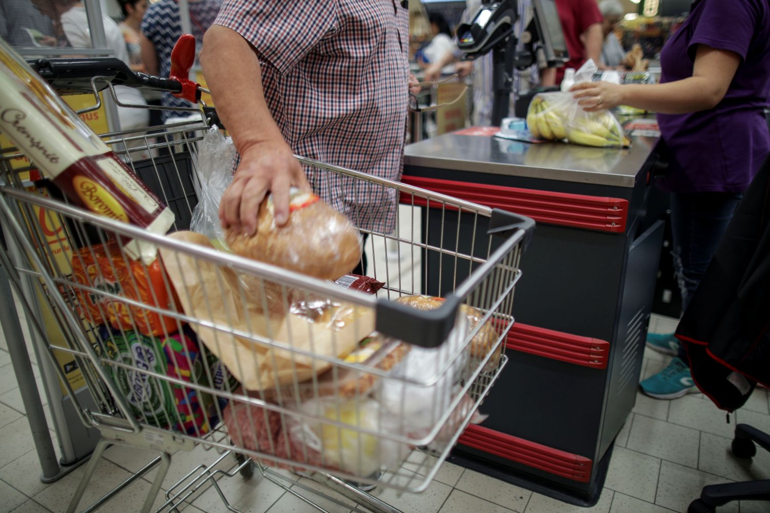 INS confirmă: România începe să strângă cureaua. Vânzările de alimente au scăzut în 2025, iar comercianții sunt îngrijorați de scăderea vânzărilor și a clienților