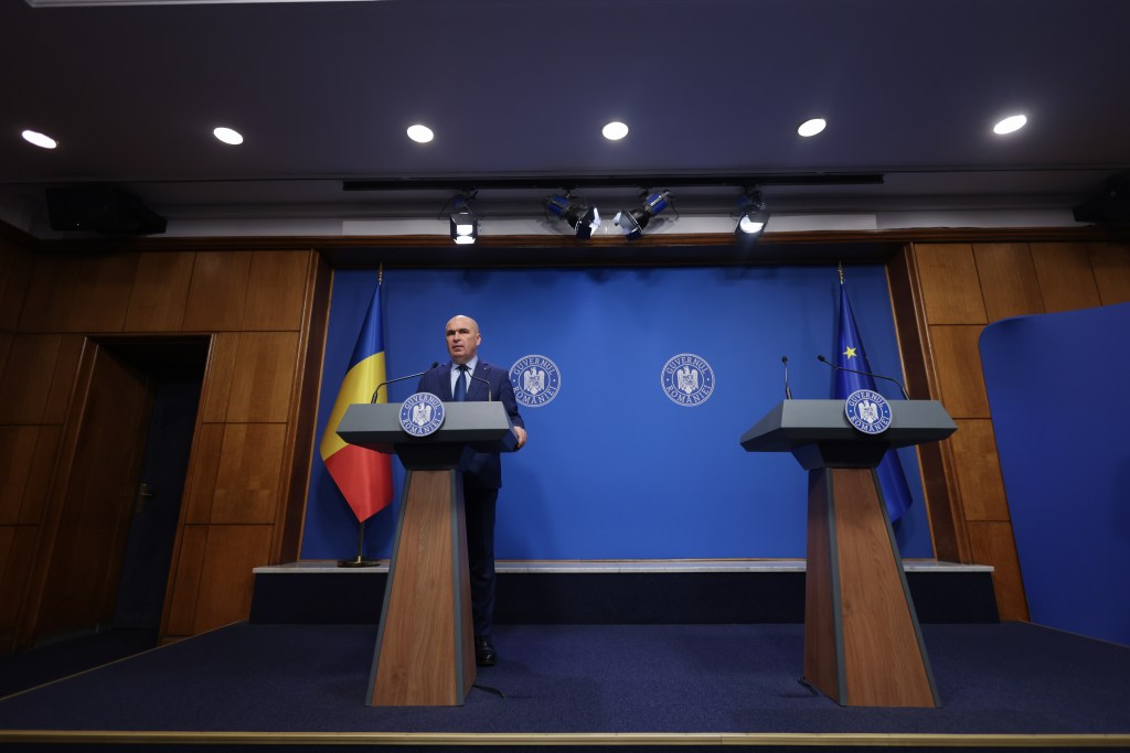 Prim-ministrul Ilie Bolojan susține o conferință de presă la Palatul Victoria din București. Foto: Inquam Photos / George Călin