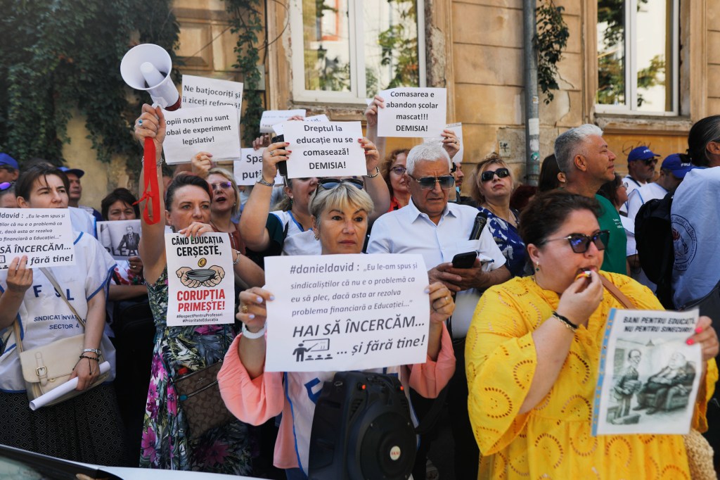 Protest al sindicatelor din învățământ în fața Ministerului Educației, 13 august 2025. Inquam Photos / Mălina Norocea