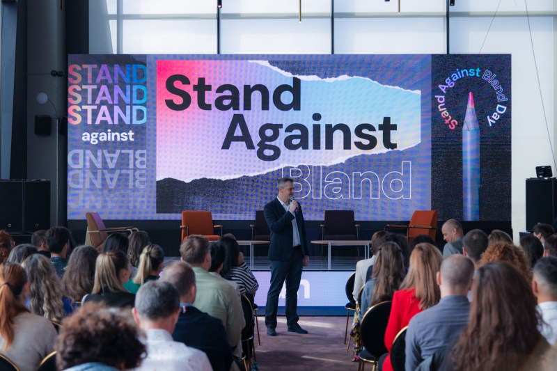UM România se alătură campaniei globale „Stand Against Bland” printr-un eveniment de lansare inovator despre diferențiere, viziune nuanțată, impact cultural, esența unui marketing relevant