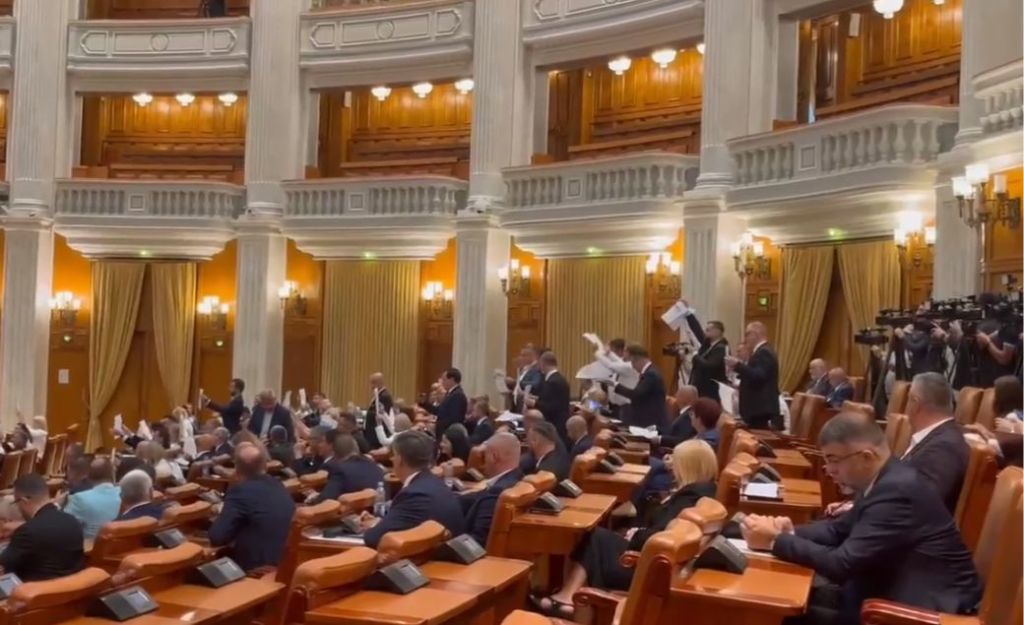 Protest AUR în timpul discursului lui Ilie Bolojan / Foto: Captură video