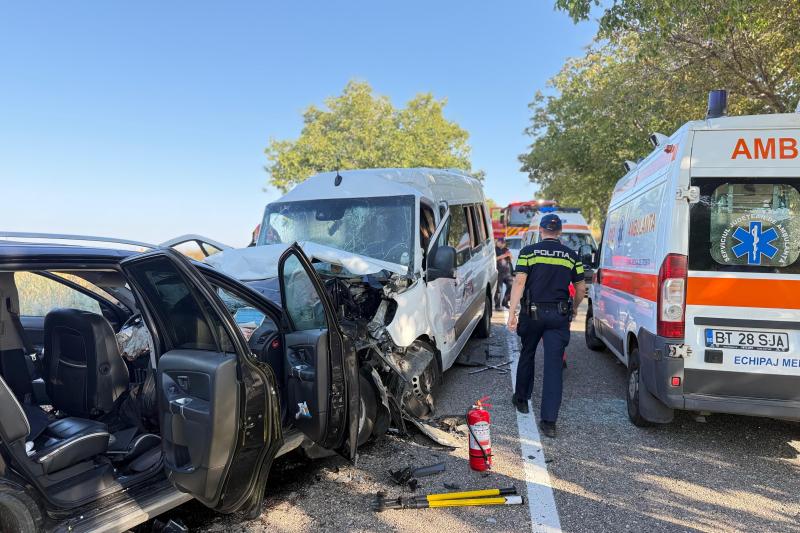 Accident grav între un microbuz și o mașină, în județul Botoșani. Trei oameni au murit / A fost activat Planul Roşu de Intervenţie