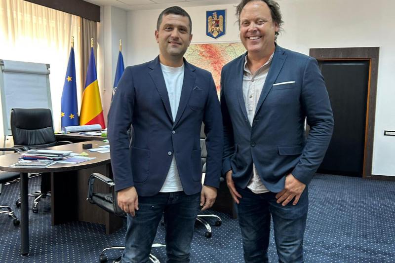 Vizită surpriză la Ministerul Economiei. Un celebru jurnalist britanic a vizitat instituția: „Turismul românesc n-a avut un birou de promovare mai eficient ca el”