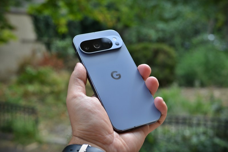 REVIEW Google Pixel 10 Pro: „Magneticul” nou standard pentru universul Android / Unde plusează și unde mai are de îmbunătățit telefonul Google 