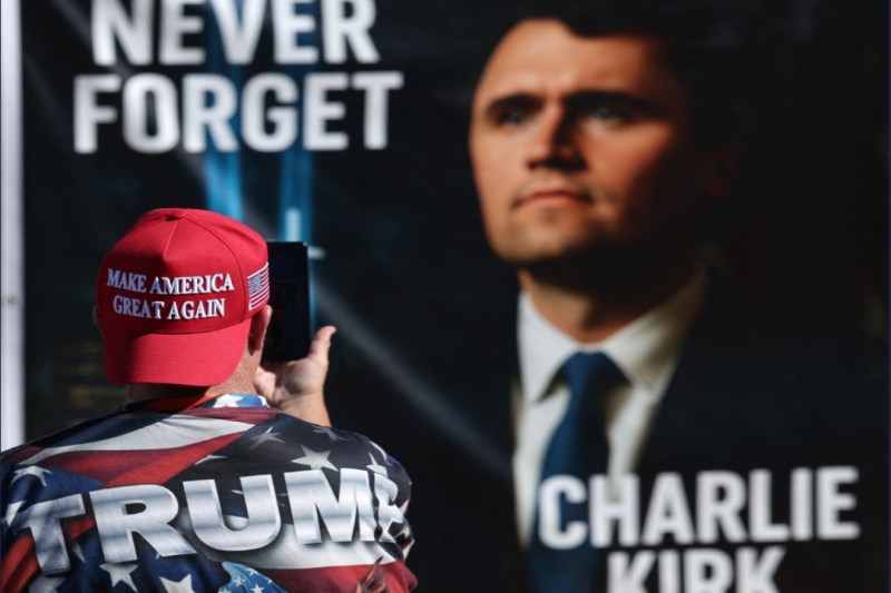 Înmormântarea lui Charlie Kirk. Mii de oameni sunt așteptați să participe la o ceremonie ținută pe un stadion din Arizona / Trump și mai mulți oficiali vor ține discursuri