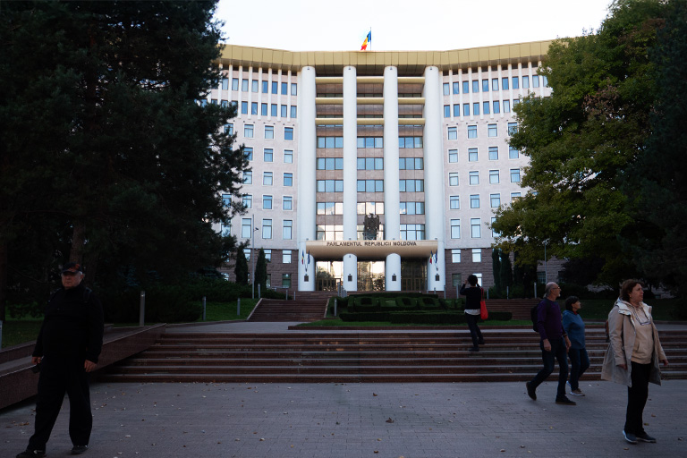 Corespondență de la Chișinău: Războiul secțiilor de votare din Republica Moldova, unde dacă-ți vinzi votul pe 28 septembrie „te ustură și pe lumea cealaltă”