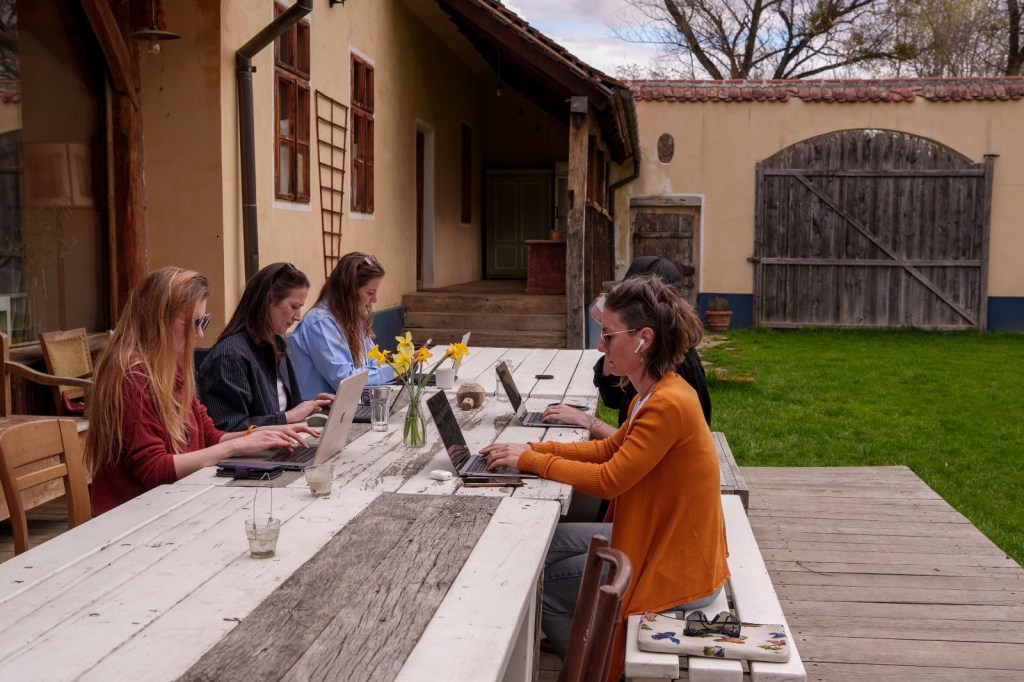 Nomazi digitali lucrează în localitățile săsești Bunești și Alma Vii. Foto: Nomad In Transilvanya