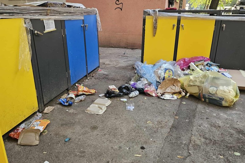 FOTO Primăria Sectorului 2 a cumpărat mii de pubele şi zeci de utilaje care stau nefolosite / Care este valoarea contractului