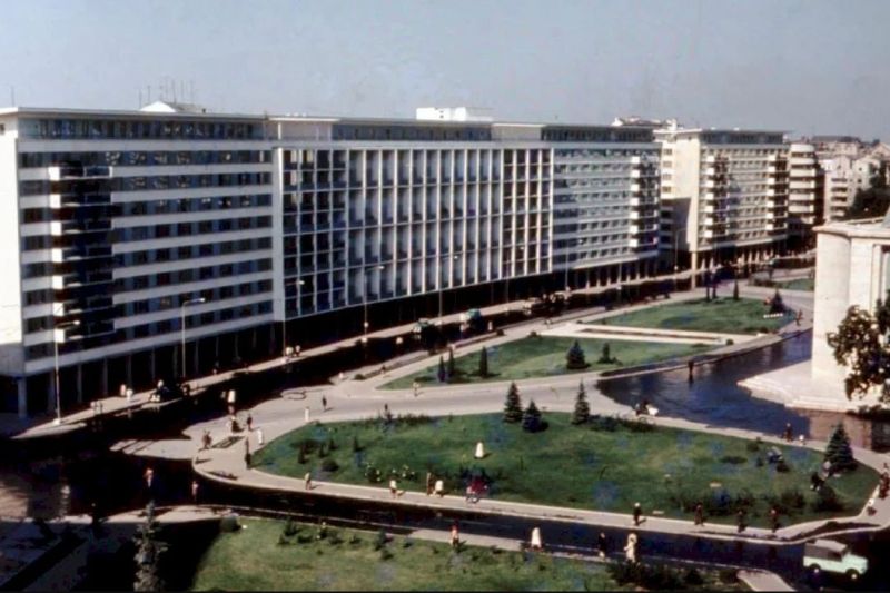 Sala Palatului și secretele din jur. O bucată din cortina de blocuri e falsă, cu fațadă care mimează apartamente inexistente, dar cu perdele în geam