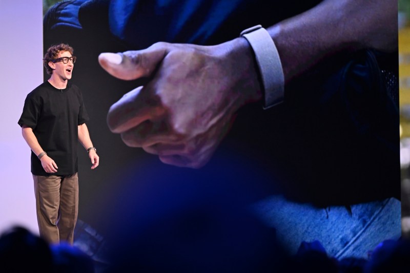 Noul pariu al Meta: Ochelari cu ecran integrat, „dopați” cu Inteligență Artificială – VIDEO