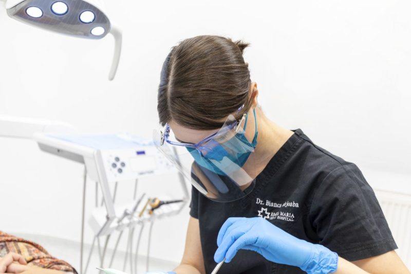 Igienizarea orală profesională, gestul simplu care îți poate salva dinții. La ce interval de timp ar fi ideal să fie făcută, explică dr. Bianca Gîrjoabă, medic parodontolog: „Indiferent de cât de bine credem că periem acasă, nu o facem atât de bine”