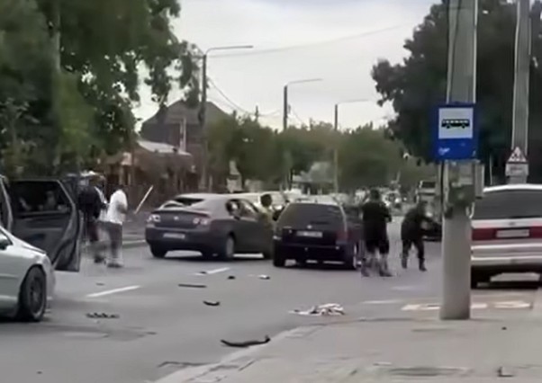 VIDEO Conflict sângeros pe un bulevard din Craiova: Un bărbat a murit, patru au fost răniți