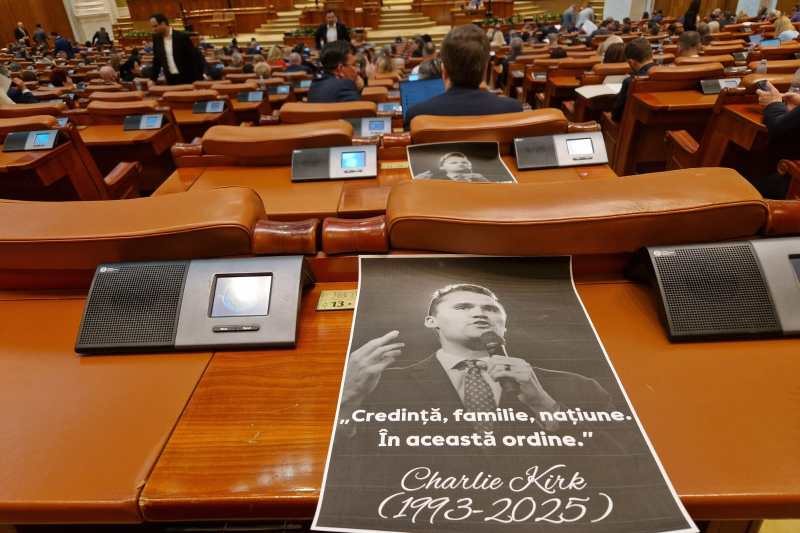 Foaia de hârtie lăsată pe băncile deputaților pentru momentul de reculegere ținut pentru Charlie Kirk.