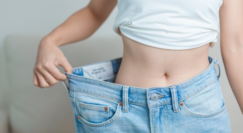 Abdominoplastia, una dintre cele mai cerute operații estetice, se recomandă în special în două situații. Dr. Olimpiu Boța, chirurg plastician: „Pacienții se simt mai plini de energie și cu un spirit nou”