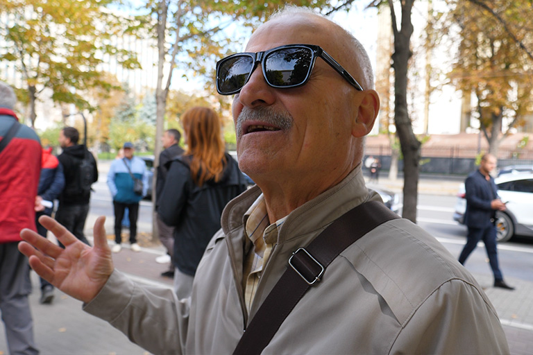 Dumitru (70 ani) a venit să trolleze protestul organizat de Dodon în Chișinău. FOTO: Adi Iacob