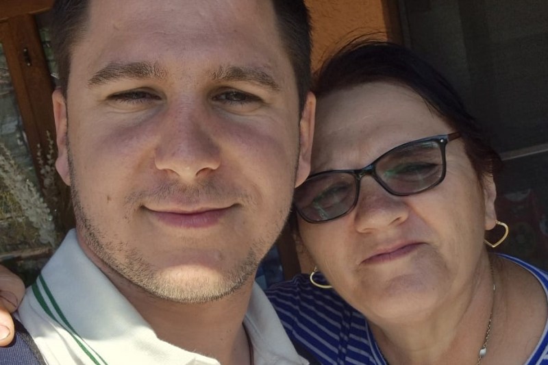 Povestea unui copil abandonat de părinți și crescut de 10 „mame” plătite de stat. Acum e consultant financiar și compozitor. „Educația, cea mai puternică armă”