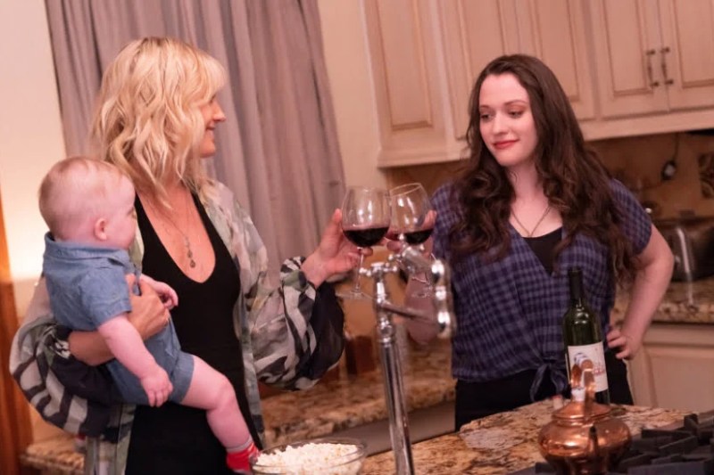„Wine Moms” este un subiect aprig dezbătut în societate și pe rețelele sociale sau, pur și simplu, glorificat (sau ironizat) pe marile ecrane. FOTO: imagine din filmul „Friendsgiving” (2020)/ IMDB