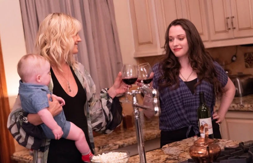 „Wine Moms” este un subiect aprig dezbătut în societate și pe rețelele sociale sau, pur și simplu, glorificat (sau ironizat) pe marile ecrane. FOTO: imagine din filmul „Friendsgiving” (2020)/ IMDB