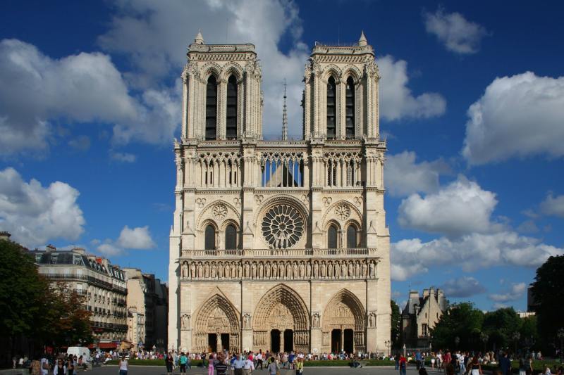 Catedrala Notre-Dame își redeschide pentru vizitatori emblematicele turnuri pentru prima oară de la incendiul care a mistuit-o