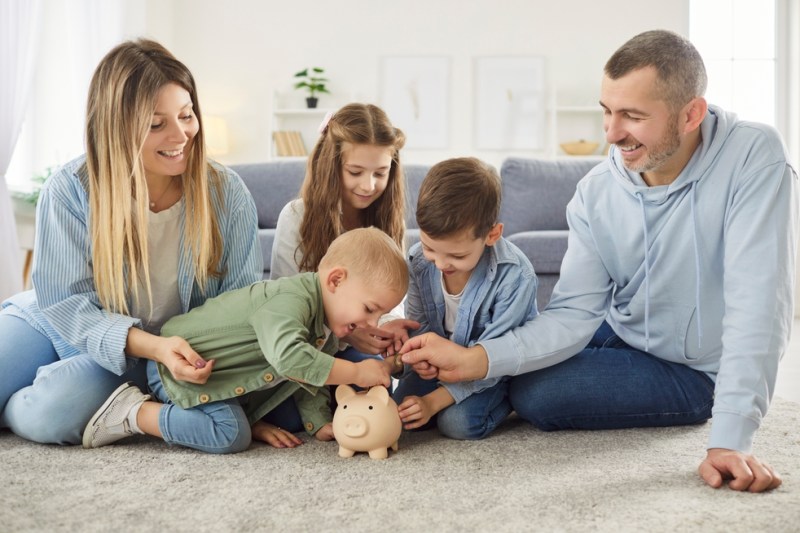 Economia invizibilă: Munca uriașă pe care nimeni n-o măsoară deși te pune la pământ de oboseală