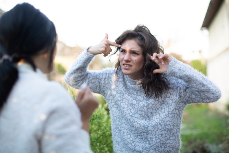 „Mă doare să recunosc asta, dar de prea multe ori femeile sunt mai agresive și mai câinoase decât bărbații”. Experiența unei mame