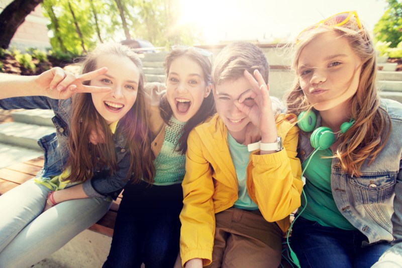 Generația Alpha nu e o copie a Gen Z. Sunt mai prudenți online, mai dornici de activități în ”viața reală”, mai atenți la sănătatea emoțională și mai obișnuiți să decidă împreună cu adulții. FOTO: Shutterstock