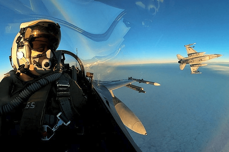 Trebuiau piloții de F-16 să doboare drona? Când un F-16 trage cu tunul, lansează 100 de „gloanțe” pe secundă, iar fiecare dintre acestea este nedirijat