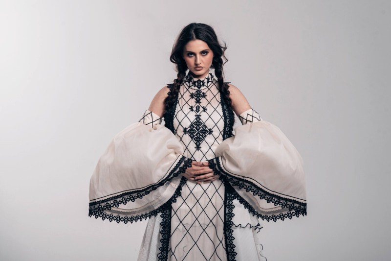 INTERVIU. „Dacă îl scoatem din rigiditate și îl scuturăm de stigmă, folclorul poate fi reînviat și prezentat întregii lumi”. O fostă concurentă la Vocea României lansează „Drăgaica”, un album-manifest