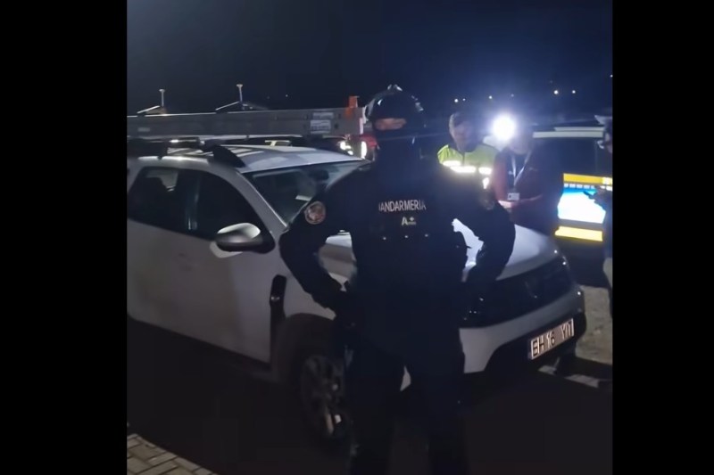 VIDEO Patronul unui club de manele a fost reținut pentru furt de curent. Poliția a descins când pe scenă cânta Adrian Minune