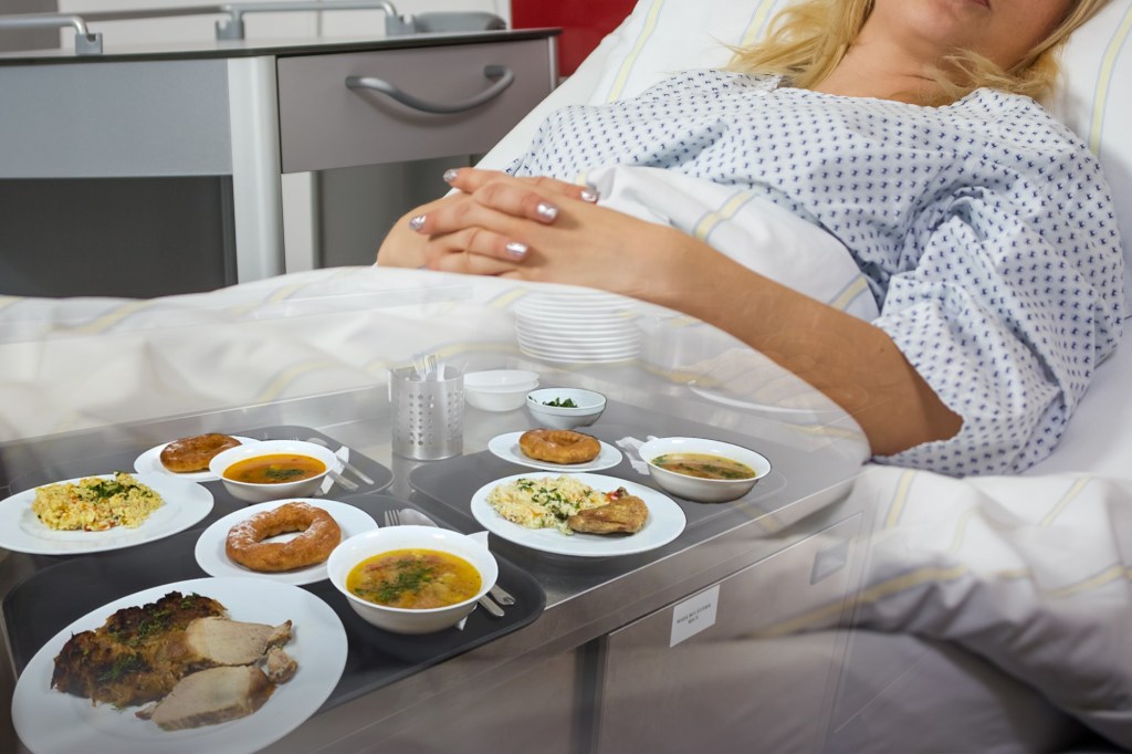 Mâncare în spital. Foto: Hotnews, Dreamstime