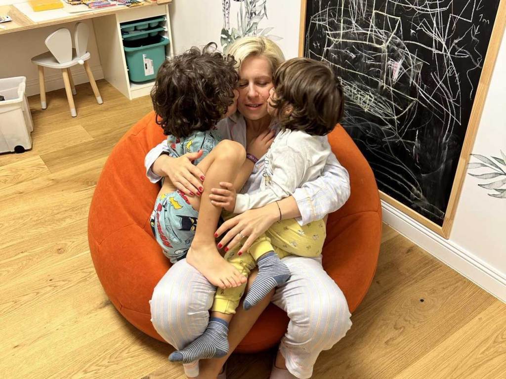 Miruna Ioani, alături de cei doi fii ai săi: Victor (6 ani) și Tudor (9 ani). FOTO: Arhiva familiei