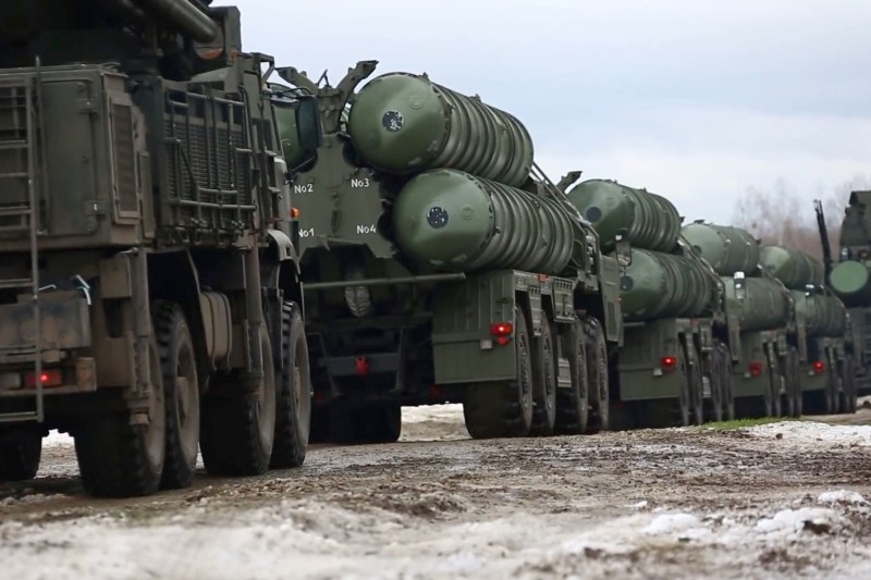 Serie de atacuri reușite revendicate de armata ucraineană: Un sistem S-400, „stocuri masive” dintr-un hub de drone și un depozit cu muniție pentru tancuri, lovite