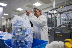 Linia de producție a Efferalgan, un medicament bazat pe paracetamol, fabrica UPSA din Agen, Franța, ianuarie 2023. Foto: Thibaud MORITZ / AFP / Profimedia