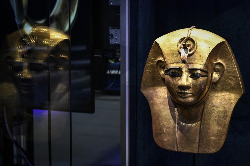 FOTO Brățara din vremea faraonilor care a dispărut din Muzeul Egiptean: bijuteria a fost vândută şi apoi topită / Patru suspecţi arestaţi