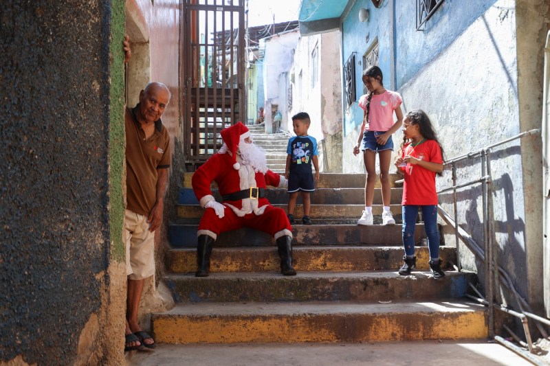 Președintele unei țări sud-americane devansează  Crăciunul pentru luna octombrie, la fel ca anul trecut