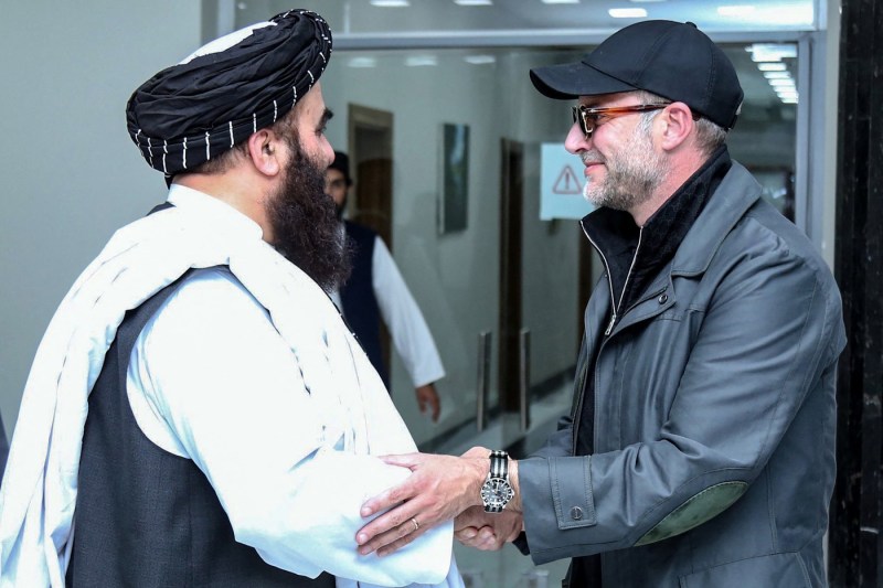 SUA au reluat dialogul cu talibanii. Care a fost scopul vizitei unui oficial american la Kabul