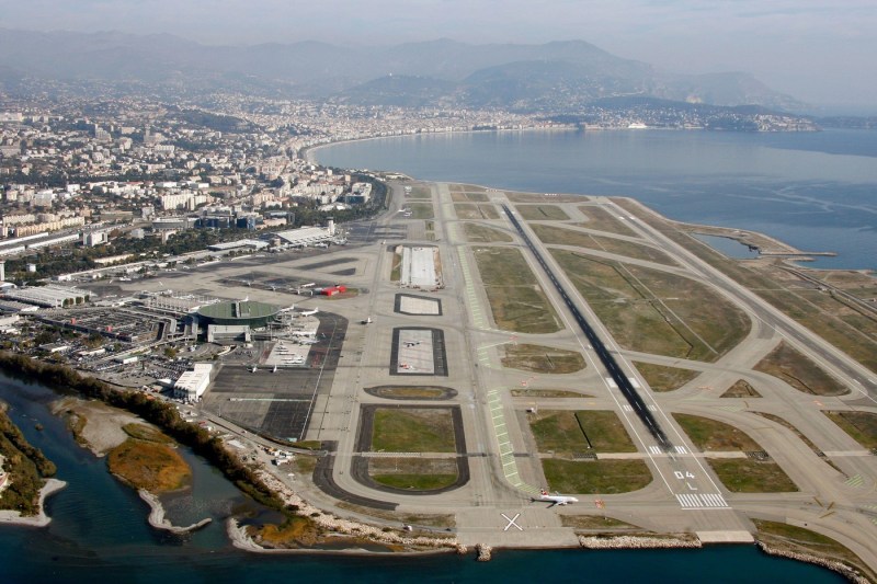 VIDEO Catastrofă aviatică evitată în ultimul moment pe un aeroport din Franța. Un pilot a greșit pista de aterizare