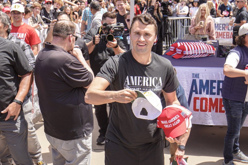 Charlie Kirk, activist conservator american și susținător vocal al lui Donald Trump, împușcat mortal la un eveniment universitar