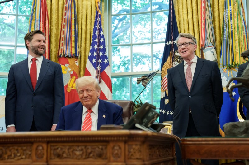 Marea Britanie l-a demis pe ambasadorul său în SUA, baronul Mandelson, după apariția unor noi dovezi despre legăturile cu pedofilul Jeffrey Epstein